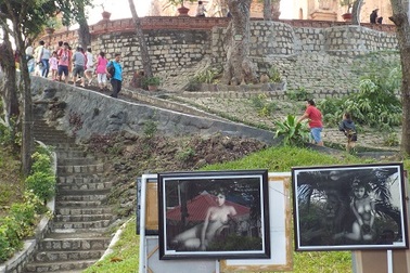 Buộc ngừng bán tranh "nhạy cảm" ở tháp bà Ponagar Nha Trang