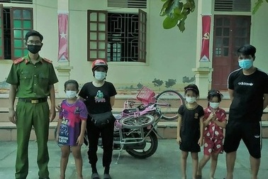 Đạp xe đi chơi, 3 bé gái lạc đường 20 km