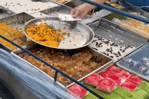 Xe bánh bị đàn ong bu kín dày đặc vẫn nườm nượp khách chờ mua