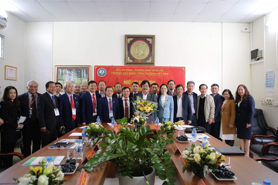 Tổng cục Giáo dục nghề nghiệp đến thăm và làm việc tại Trường Cao đẳng Công thương Việt Nam - 6 Tổng cục Giáo dục nghề nghiệp đến thăm và làm việc tại Trường Cao đẳng Công thương Việt Nam - 6