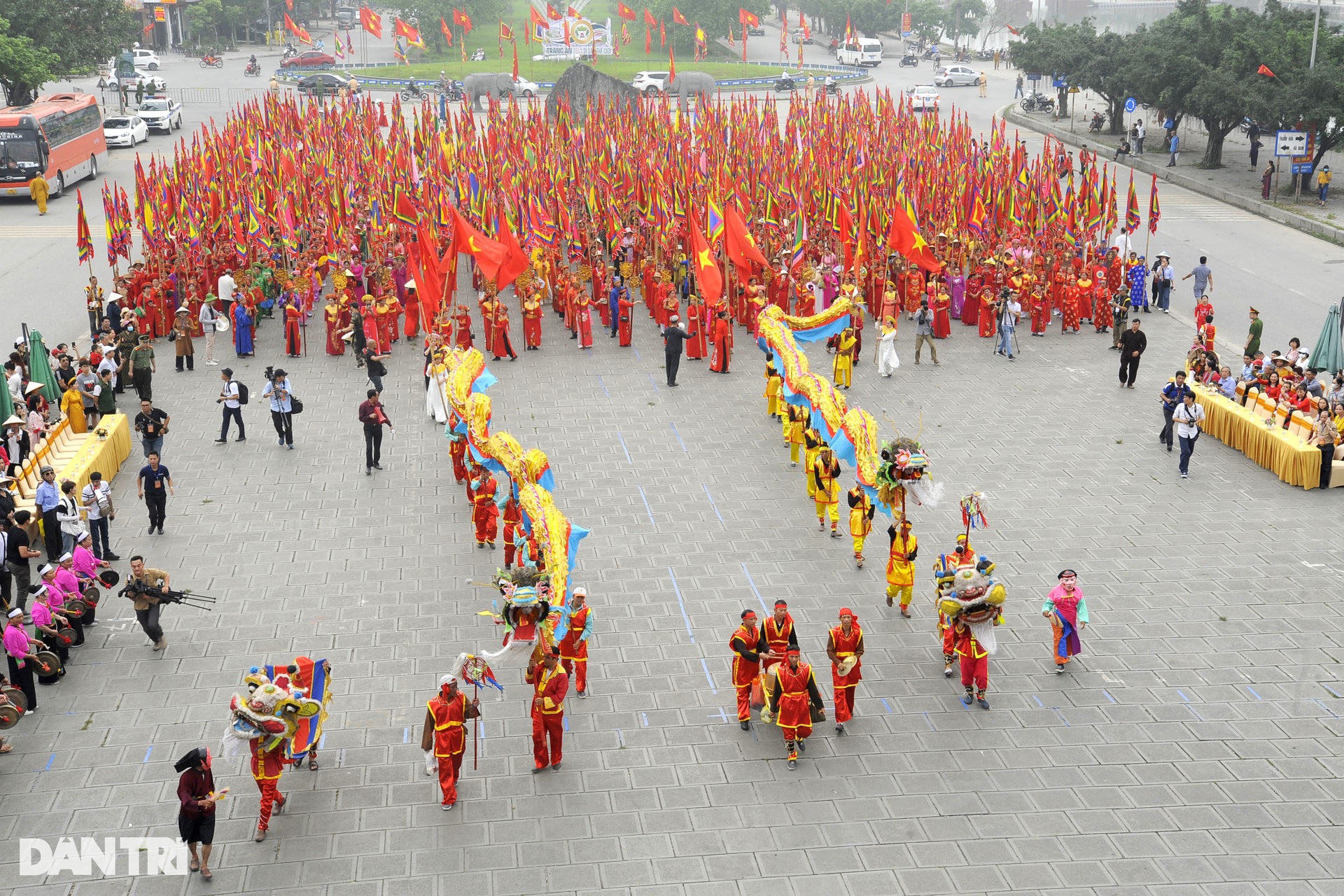 Hàng vạn người đổ về di sản thế giới dự lễ hội Tràng An - 6 Hàng vạn người đổ về di sản thế giới dự lễ hội Tràng An - 6