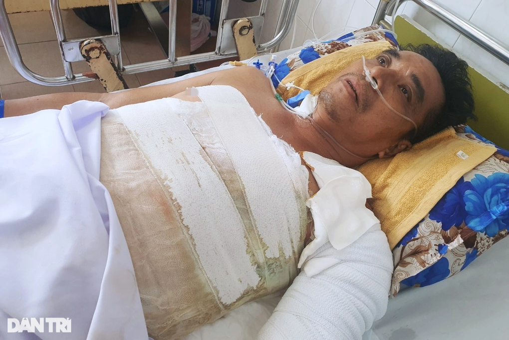 Người đàn ông hóa thành ngọn đuốc sống trào nước mắt bên giường bệnh - 1 Người đàn ông hóa thành ngọn đuốc sống trào nước mắt bên giường bệnh - 1