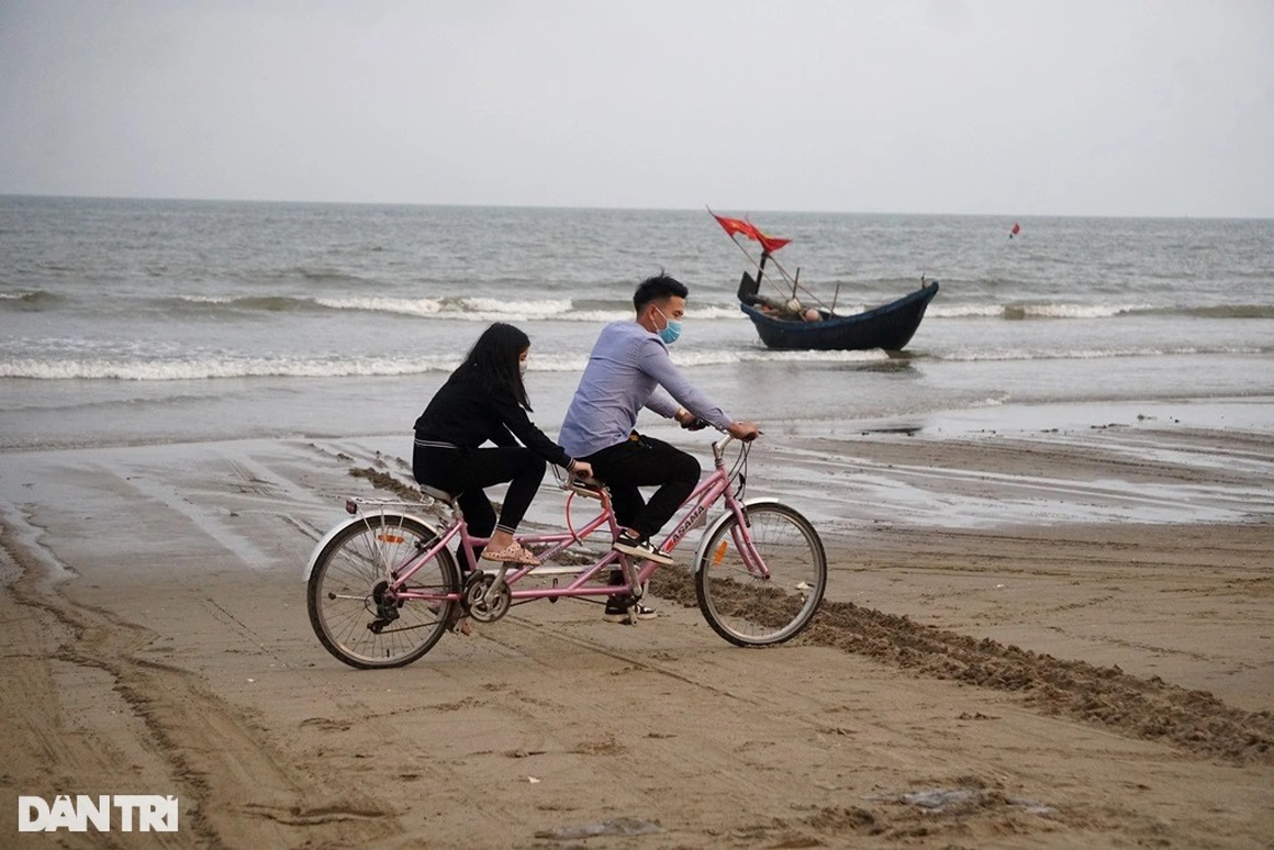 Nắng ấm, người dân đổ ra tuyến đường đẹp nhất phố biển Sầm Sơn thể dục - 11 Nắng ấm, người dân đổ ra tuyến đường đẹp nhất phố biển Sầm Sơn thể dục - 11