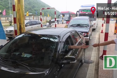 Hỗn loạn ở trạm BOT Hòa Lạc - Hòa Bình, ùn tắc kéo dài nhiều km