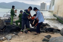 Vụ "đu" cầu 15 tiếng: Sau một đêm về nhà, người đàn ông lại ra sông tự tử