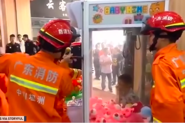 Bé 7 tuổi mắc kẹt trong máy gắp đồ chơi