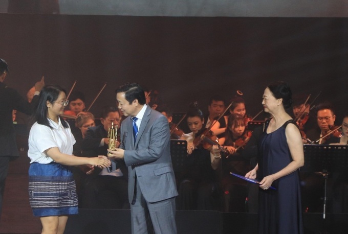 Phó Thủ tướng Chính phủ Trần Hồng Hà trao giải cho phim hay nhất của hạng mục phim châu Á.