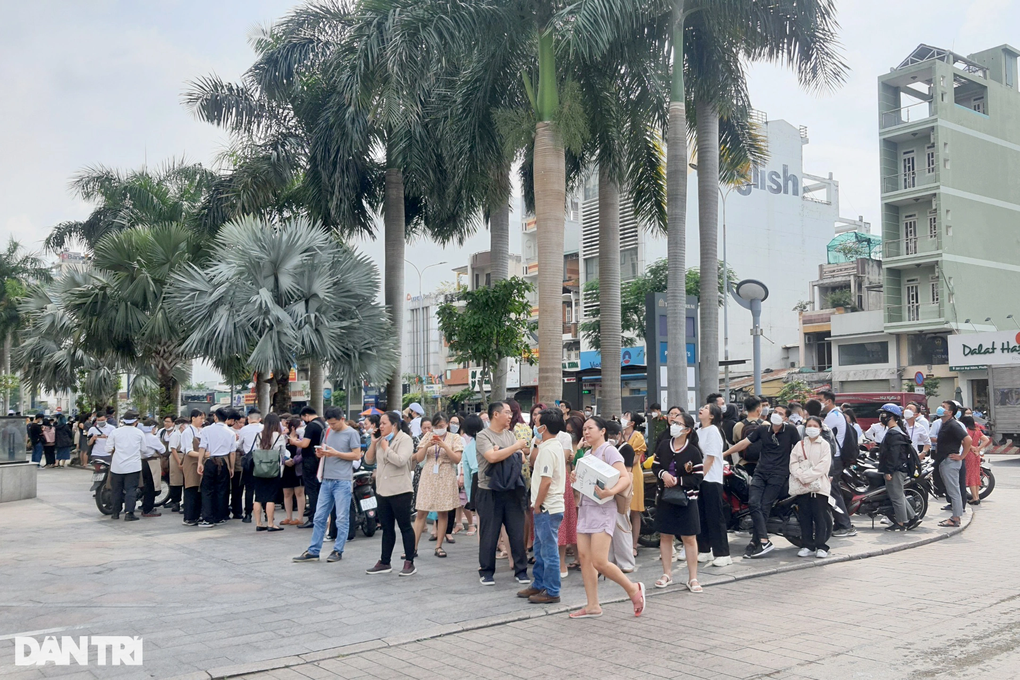 Cháy chung cư ở TPHCM, hàng trăm người dân di chuyển xuống đất - 2 Cháy chung cư ở TPHCM, hàng trăm người dân di chuyển xuống đất - 2