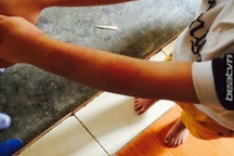 Cách chức Hiệu trưởng dốc trẻ mầm non vào máy vặt lông gà