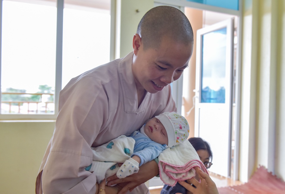 Chuyện về sư thầy Thích Đàm Ngoan và 18 đứa trẻ mồ côi - 3 Chuyện về sư thầy Thích Đàm Ngoan và 18 đứa trẻ mồ côi - 3