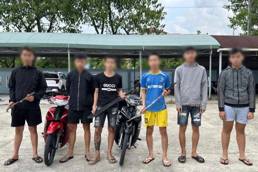 Sáu đối tượng dùng hung khí tấn công một nam thanh niên - 1 Sáu đối tượng dùng hung khí tấn công một nam thanh niên - 1