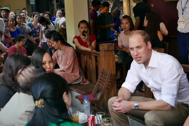 Hoàng tử Anh William uống cà phê, dạo phố cổ Hà Nội