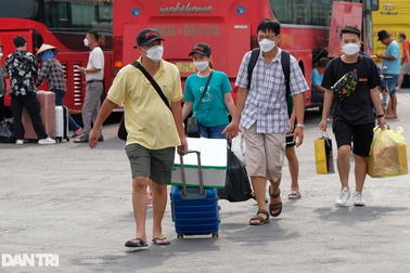 Người dân đổ về quê sớm, cửa ngõ Thủ đô ùn ứ từ trưa