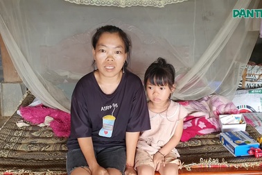Mẹ nghèo mong được chữa bệnh để kéo dài thời gian bên con gái nhỏ dại