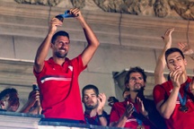 Biển người chào đón  Novak Djokovic trở về sau tấm HCV Olympic danh giá