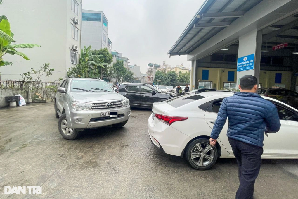 Chủ xe xếp hàng 3 ngày, đăng kiểm 4 lần vẫn trượt - 8 Chủ xe xếp hàng 3 ngày, đăng kiểm 4 lần vẫn trượt - 8