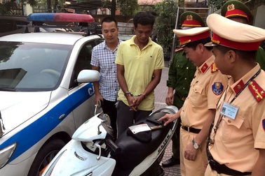 Hà Nội: CSGT bắt nóng gã trai dùng súng cướp xe máy của phụ nữ