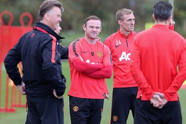 Hết án treo giò, Rooney lăn ra chấn thương