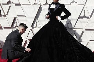 Nam diễn viên Billy Porter gây choáng khi mặc váy dự Oscar