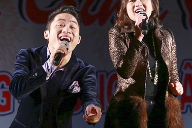 Tùng Dương, Khánh Linh hát dưới mưa trước 200 công nhân