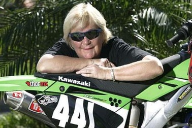 Bà già mê “cào cào bay”