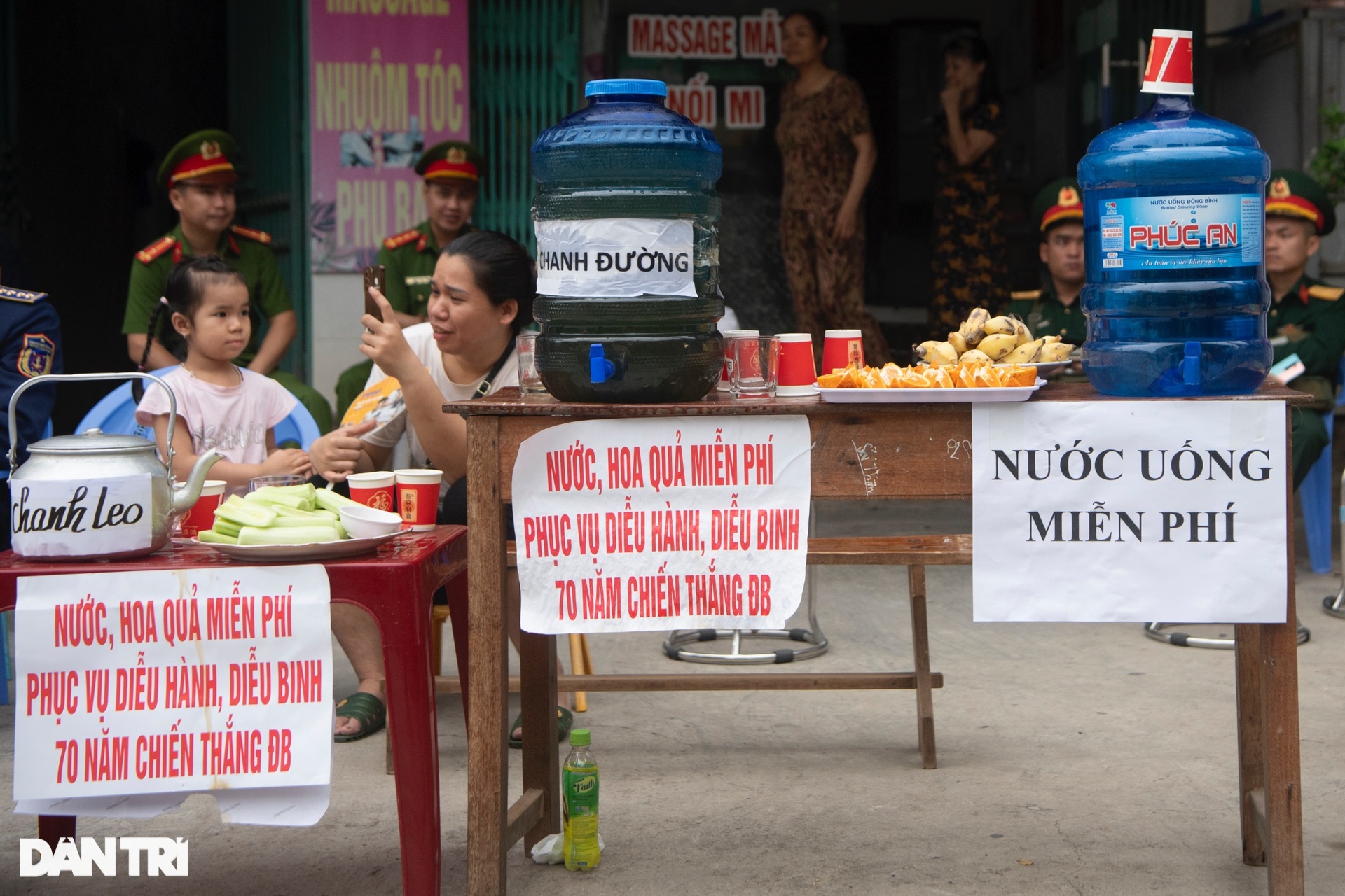 Người dân Điện Biên mở hội trên phố, cùng chiến sĩ tham gia diễu hành - 9