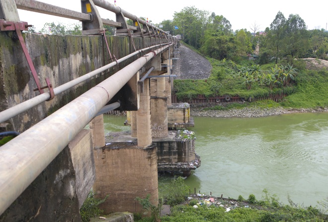 Cầu Đoan Hùng xuống cấp nghiêm trọng, người dân “chật vật” đi bộ qua cầu - 8 Cầu Đoan Hùng xuống cấp nghiêm trọng, người dân “chật vật” đi bộ qua cầu - 8