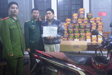 Bắt kẻ vận chuyển hàng chục hộp pháo lậu
