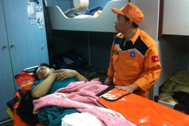 Cứu nạn thuyền viên bị tai nạn trong lúc biển động mạnh