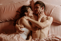 Sau đêm tân hôn, bủn rủn cả chân tay với cô vợ "chưa một lần yêu"