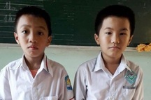 Nhặt được 15 triệu đồng, học sinh lớp 3 tìm đến công an trả lại tiền cho người đánh rơi