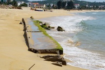 Kè biển 80 tỷ đồng tan nát, sóng lớn đe dọa "ngoạm" nhà dân