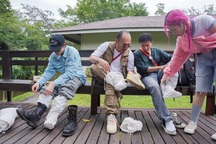 Tiến Luật bị vắt rừng cắn chảy máu khi quay show thực tế