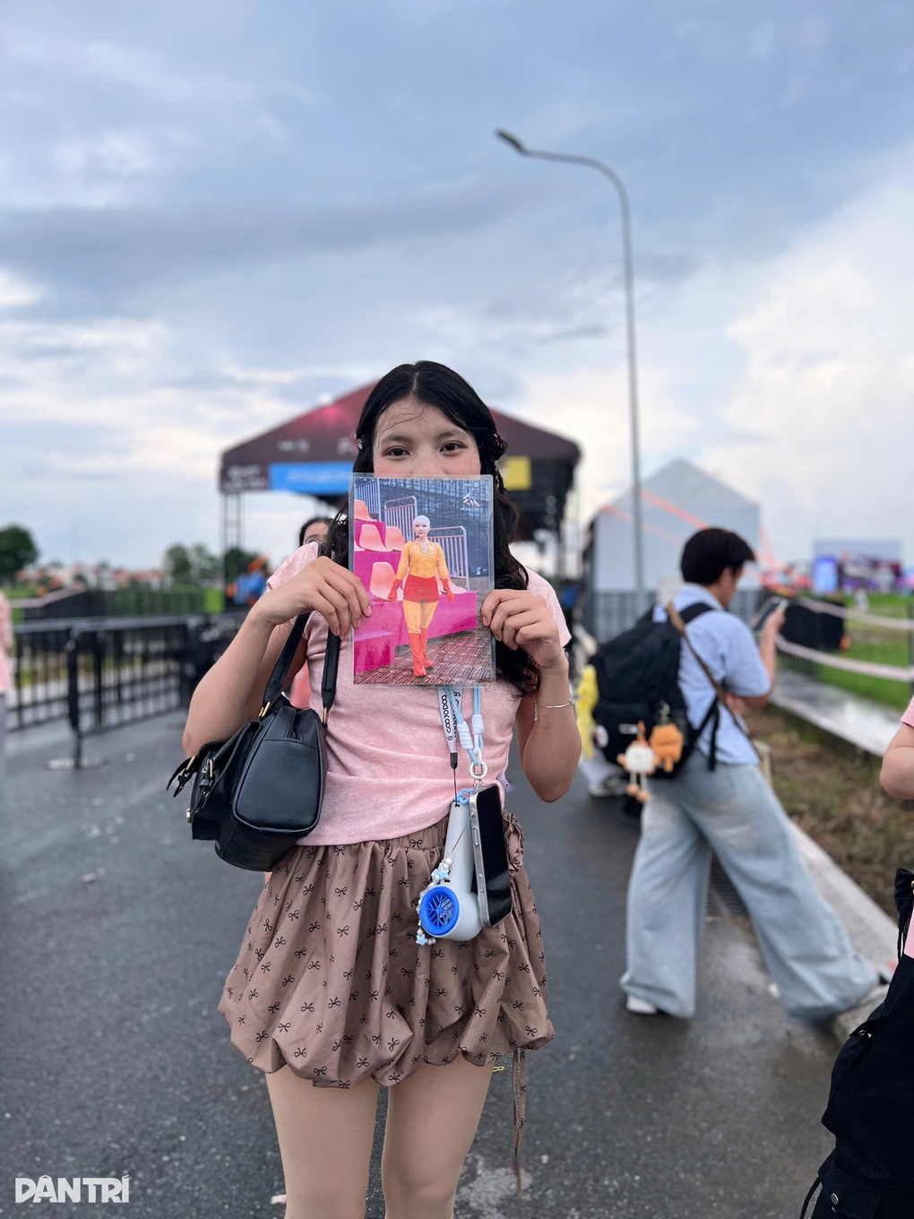 Khán giả đội mưa, xếp hàng chờ xem Em xinh say hi - 5 Khán giả đội mưa, xếp hàng chờ xem Em xinh say hi - 5