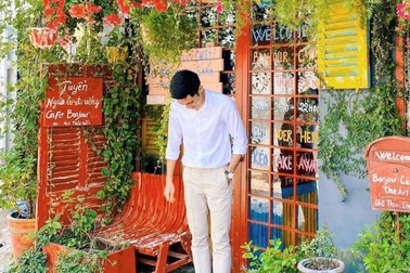 "Bỏ túi" những quán cà phê ngập tràn hoa hút giới trẻ check-in ở Sài Gòn