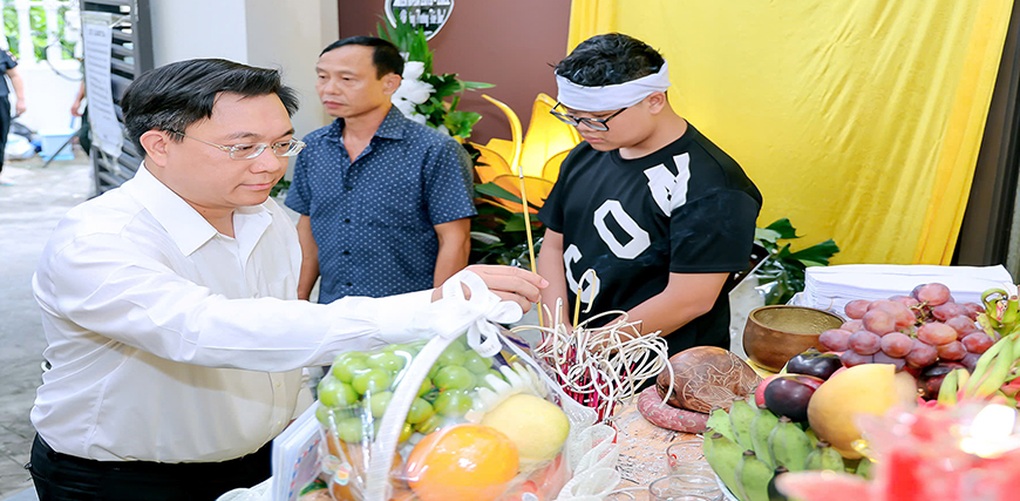 Chủ tịch Vĩnh Phúc thăm hỏi gia đình 2 nạn nhân bị tử vong do lũ cuốn - 1 Chủ tịch Vĩnh Phúc thăm hỏi gia đình 2 nạn nhân bị tử vong do lũ cuốn - 1