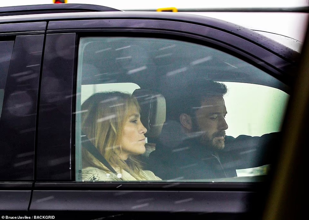 Jennifer Lopez và Ben Affleck bị bắt gặp hôn nhau tại quán ăn - 9 Jennifer Lopez và Ben Affleck bị bắt gặp hôn nhau tại quán ăn - 9