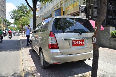 Xe biển đỏ “thách thức” đậu ngay trước UBND quận 1