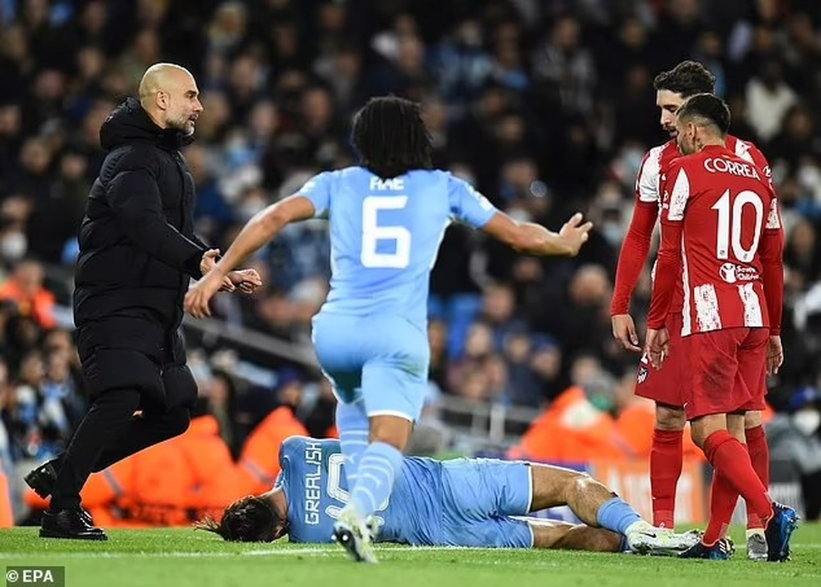 HLV Pep Guardiola lao vào sân ngăn học trò nổi điên đánh đối thủ - 1 HLV Pep Guardiola lao vào sân ngăn học trò nổi điên đánh đối thủ - 1