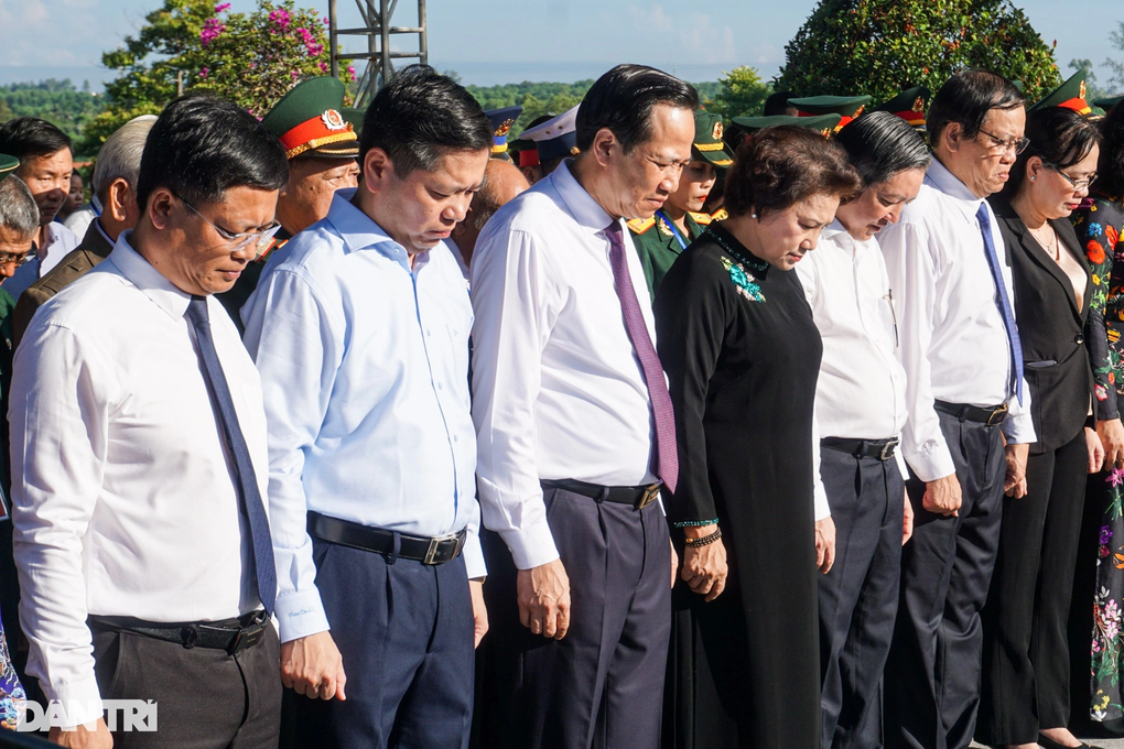Bộ trưởng Đào Ngọc Dung dâng hương tưởng niệm các anh hùng liệt sỹ tại Huế - 1 Bộ trưởng Đào Ngọc Dung dâng hương tưởng niệm các anh hùng liệt sỹ tại Huế - 1