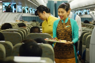 Bất ngờ vì được kỷ niệm ngày cưới, tổ chức sinh nhật trên máy bay