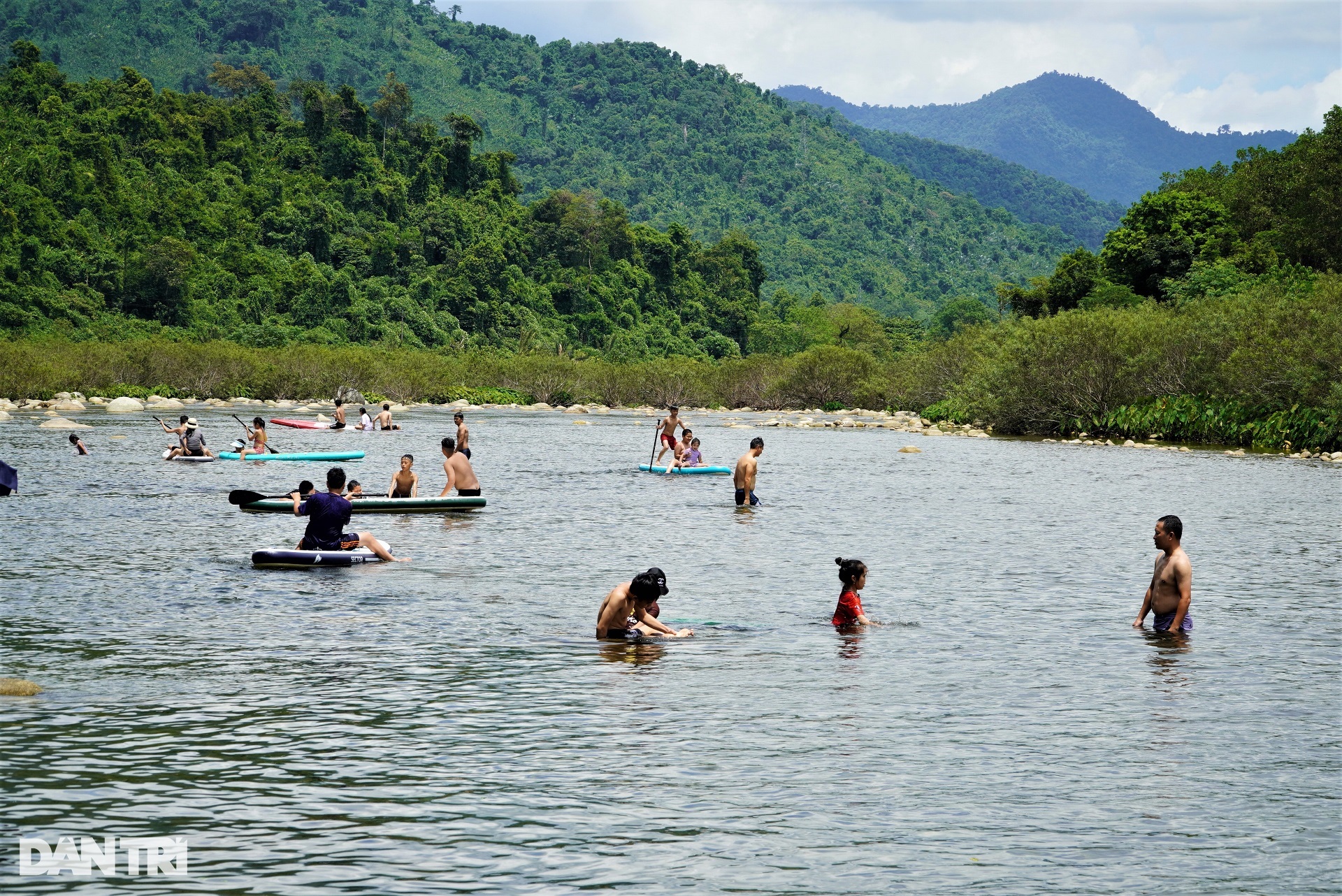 Ngày đầu nghỉ lễ 2/9, dân phố ùn ùn lên suối nước hoang sơ đổi gió - 1