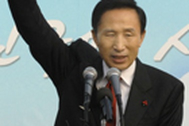 Chân dung “xe ủi đất” Lee Myung-bak  