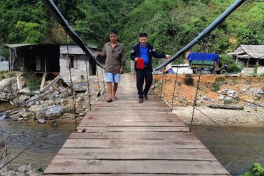 Lão nông chi hàng chục triệu đồng làm cầu treo cho dân