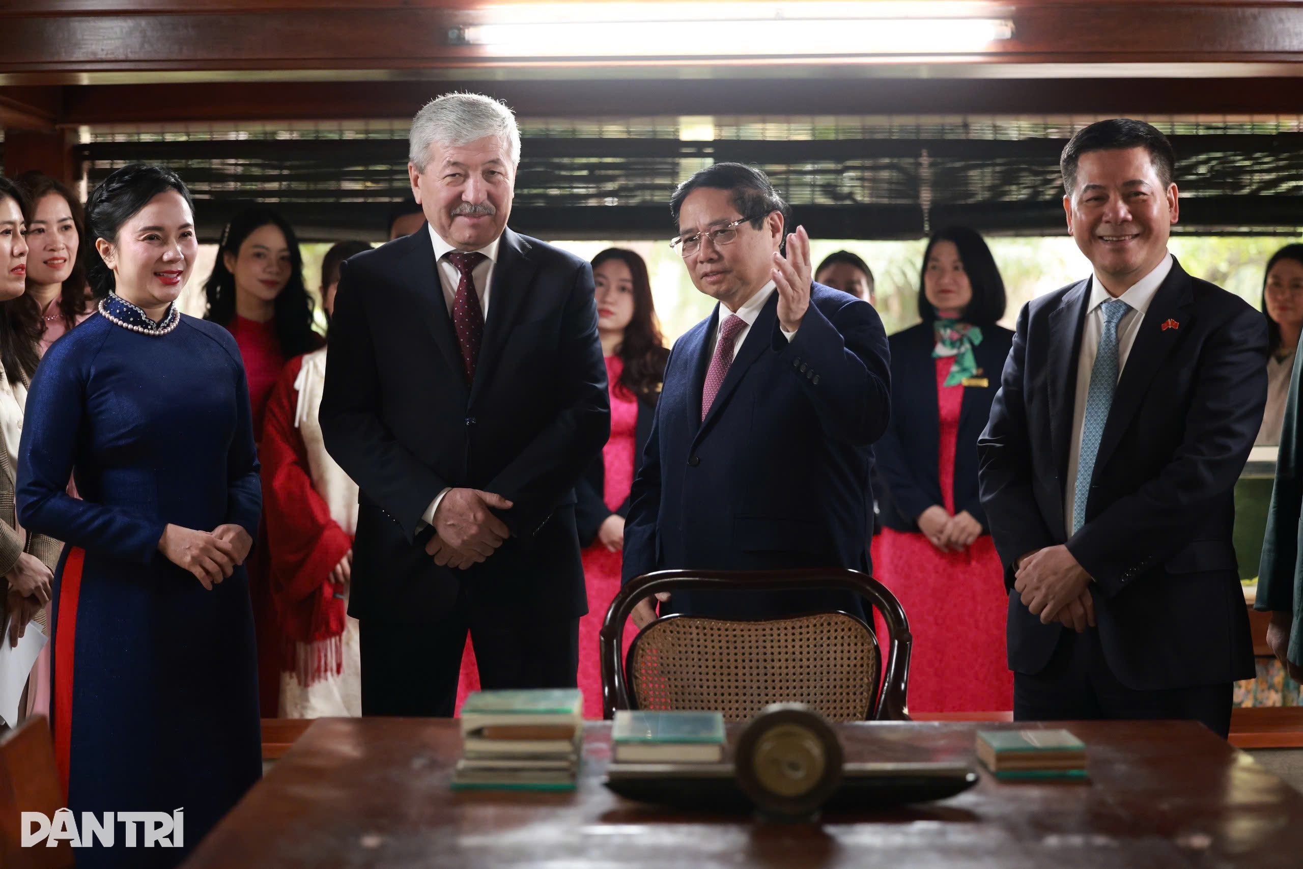 Kyrgyzský premiér si v Prezidentském paláci pochutnává na vietnamské kávě - 1 Thủ tướng Kyrgyzstan thưởng thức cà phê Việt trong Phủ Chủ tịch - 1