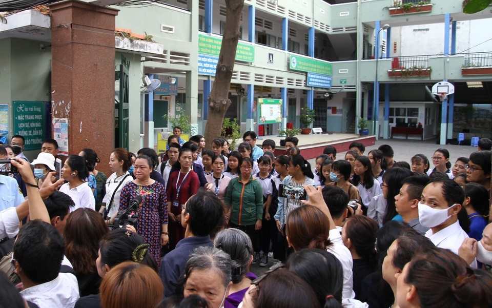 Linh cữu cậu học trò tử vong do cây bật gốc đi qua, vĩnh biệt trường học - 5 Linh cữu cậu học trò tử vong do cây bật gốc đi qua, vĩnh biệt trường học - 5