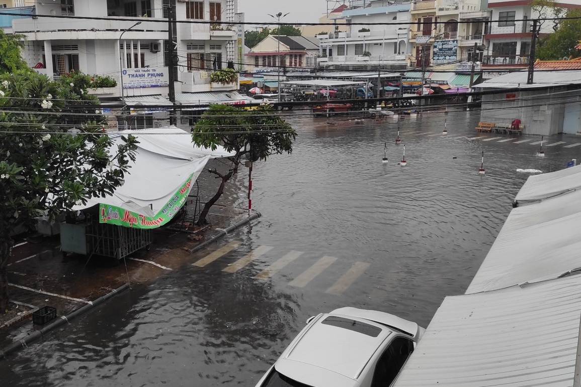 Mưa trái mùa hơn 3 giờ, đường phố xứ công tử Bạc Liêu biến thành sông - 2 Mưa trái mùa hơn 3 giờ, đường phố xứ công tử Bạc Liêu biến thành sông - 2