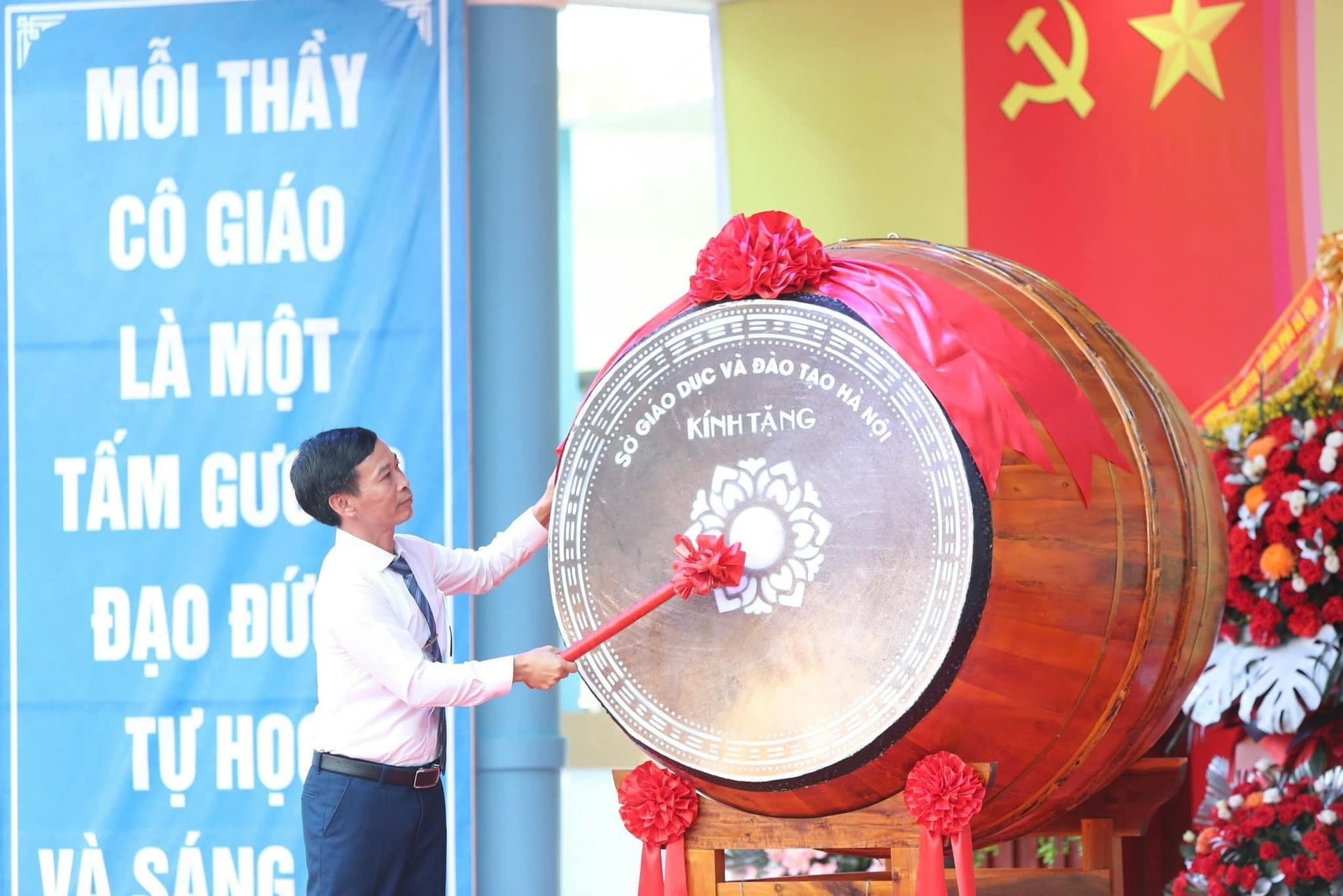 Ngôi trường đặc biệt, mỗi học sinh yếu kém được một thầy cô nhận đỡ đầu - 2 Ngôi trường đặc biệt, mỗi học sinh yếu kém được một thầy cô nhận đỡ đầu - 2