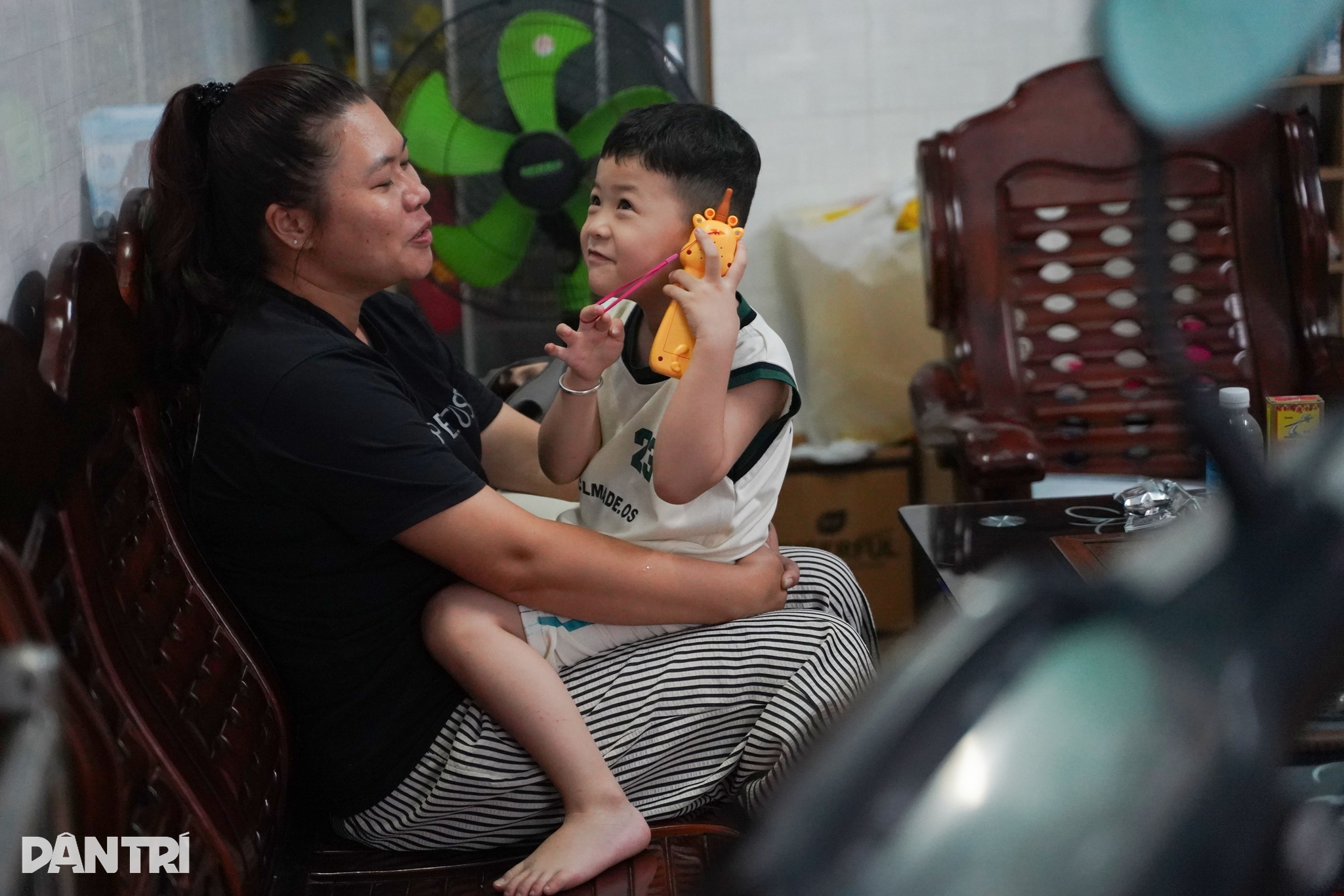 Duy chỉ có một điều khiến cả hai vợ chồng day dứt, đó là chưa thể dành nhiều thời gian cho con. Nhưng anh chị tin, em bé sẽ lớn lên trong vòng tay của những điều tử tế, và rồi con sẽ hiểu cho lựa chọn của ba mẹ.