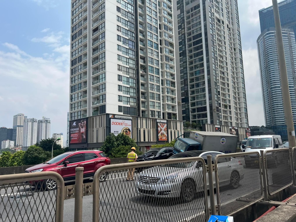 Ủng hộ đi vào làn khẩn cấp vì tắc đường là ngụy biện cho cái sai - 1 Ủng hộ đi vào làn khẩn cấp vì tắc đường là ngụy biện cho cái sai - 1